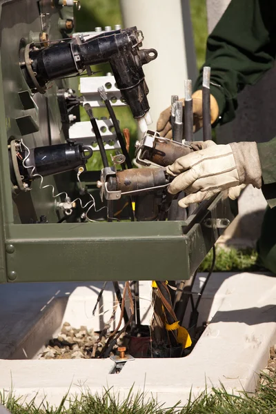 Operai con guanti in pelle Installazione di nuove apparecchiature elettriche . — Foto Stock