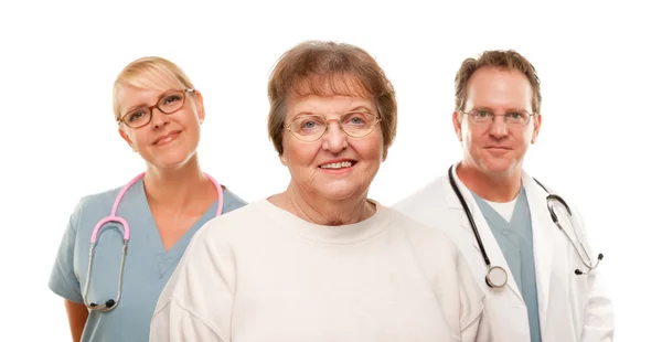Gülümseyen kadın kıdemli tıbbi doktor ve hemşire arkasında WHI izole — Stok fotoğraf