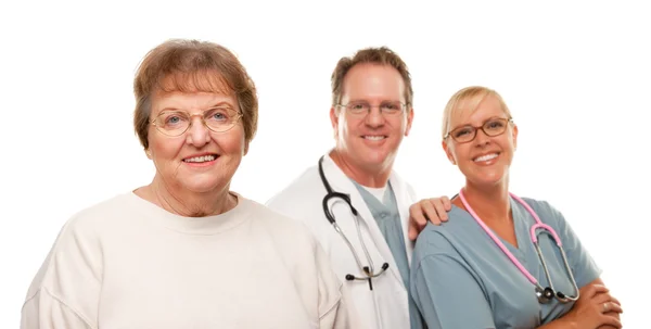 Sorridente donna anziana con medico e infermiera dietro isolato su un whi — Foto Stock