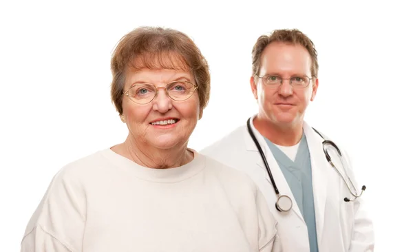 Улыбающаяся пожилая женщина с мужчиной-доктором за спиной, изолированным на белом фоне — стоковое фото
