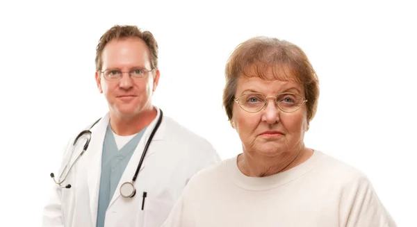 Mujer mayor preocupada con médico masculino detrás aislado en un backgrou blanco — Foto de Stock