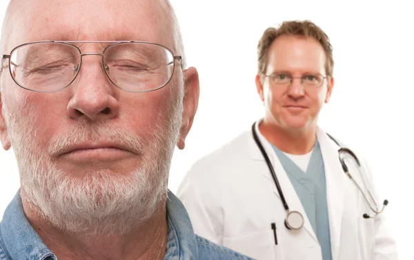 Homme âgé préoccupé avec médecin masculin derrière isolé sur un fond blanc — Photo