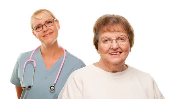 Улыбающаяся пожилая женщина с женщиной-доктором за спиной, изолированной на белом бэкгру — стоковое фото