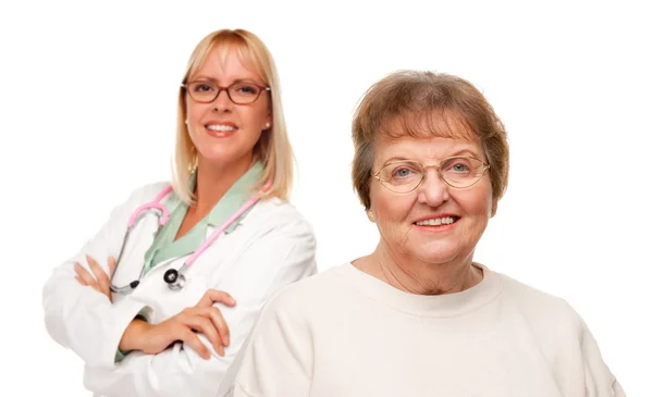 Sorrindo Mulher Sênior com Doutor Feminino Atrás Isolado em um Backgrou Branco — Fotografia de Stock