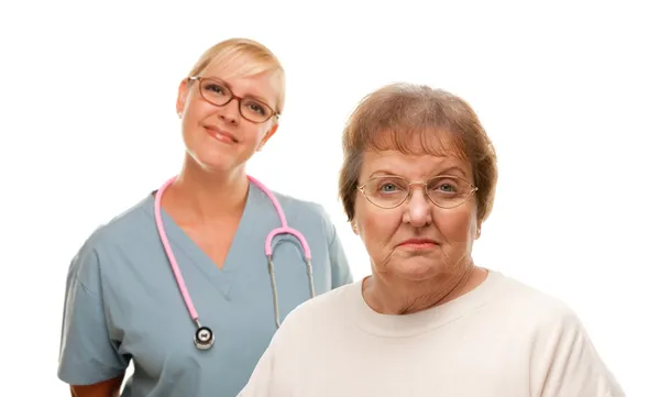 Mujer mayor preocupada con médico femenino detrás aislado en un fondo blanco —  Fotos de Stock