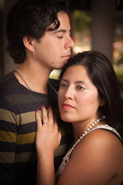 Attrayant hispanique couple portrait profiter de l'autre en plein air . — Photo