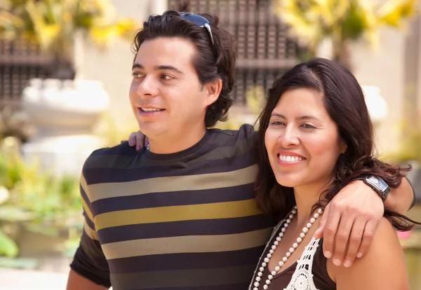 Привабливі латиноамериканського пара користуються самі у парку. — стокове фото