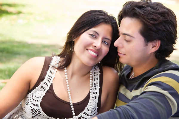 Atractivo retrato de pareja hispana disfrutando al aire libre . — Foto de Stock