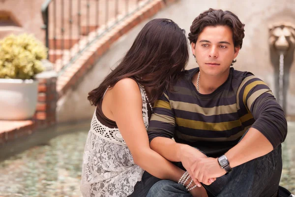 Привабливі латиноамериканського пара в серйозний момент в фонтан. — стокове фото