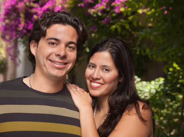 Aantrekkelijke hispanic paar portret elkaar buiten genieten van. — Stockfoto