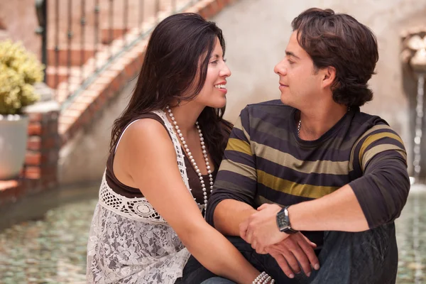 Retrato de casal hispânico atraente desfrutando uns dos outros ao ar livre . — Fotografia de Stock