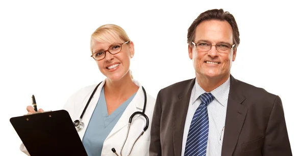 Empresário sorridente com médico ou enfermeira com área de transferência isolada em — Fotografia de Stock