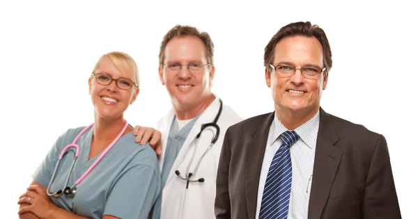 Χαμογελώντας επιχειρηματίας με αρσενικά και θηλυκά γιατρό ή νοσοκόμα απομονωμένη σε ένα μόριο — Φωτογραφία Αρχείου
