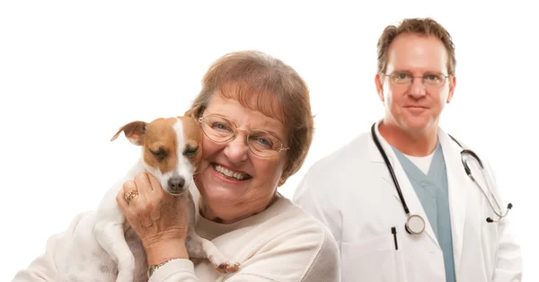 Szczęśliwy, starszy kobieta z jej pies i lekarza weterynarii mężczyzna na białym tle biały b — Zdjęcie stockowe