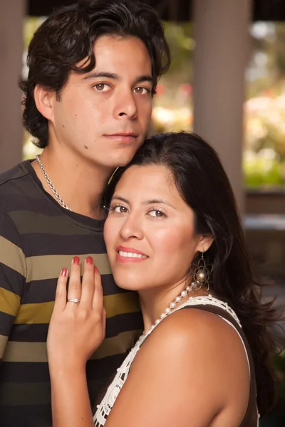 Aantrekkelijke hispanic paar portret elkaar buiten genieten van. — Stockfoto