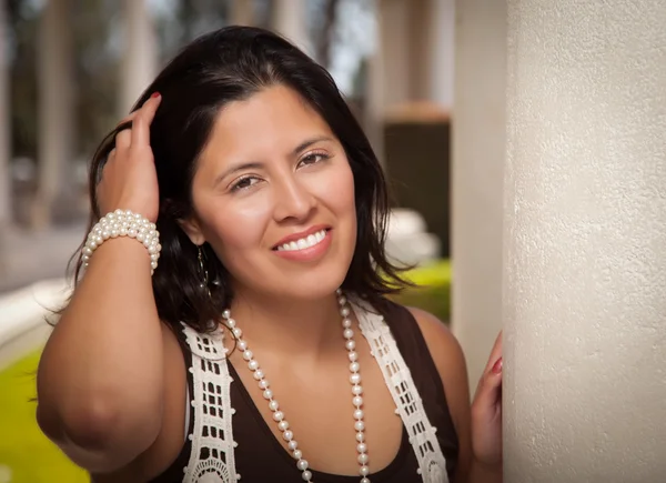 Привлекательный, улыбающийся латиноамериканец, портрет молодой женщины снаружи . — стоковое фото