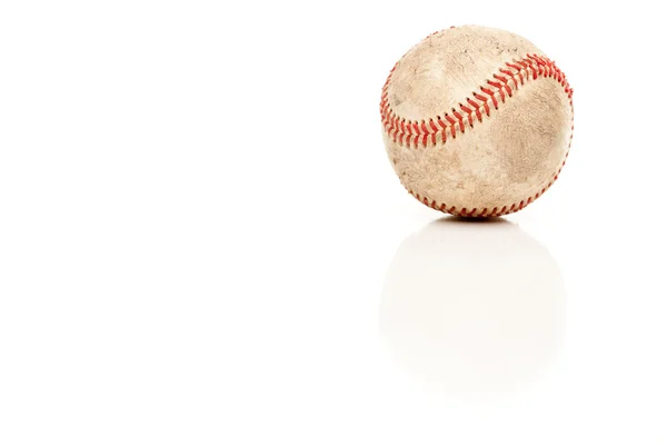 Único beisebol isolado no fundo reflexivo branco . — Fotografia de Stock