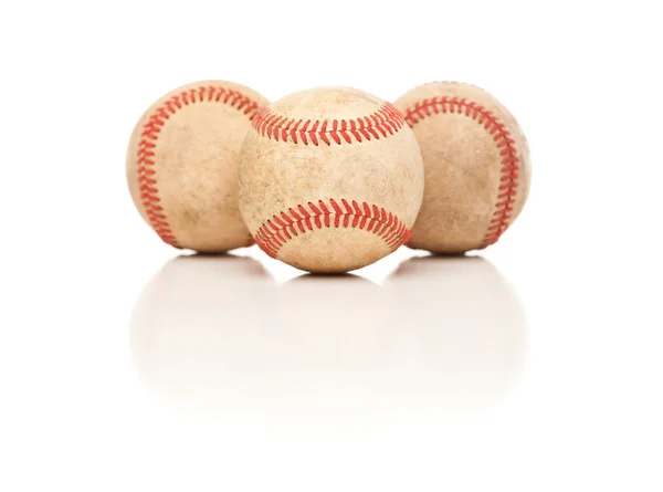 Tre palle da baseball isolate su uno sfondo bianco riflettente . — Foto Stock