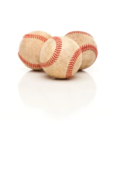 Три бейсбольных мяча, изолированные на отражающем белом фоне . — стоковое фото