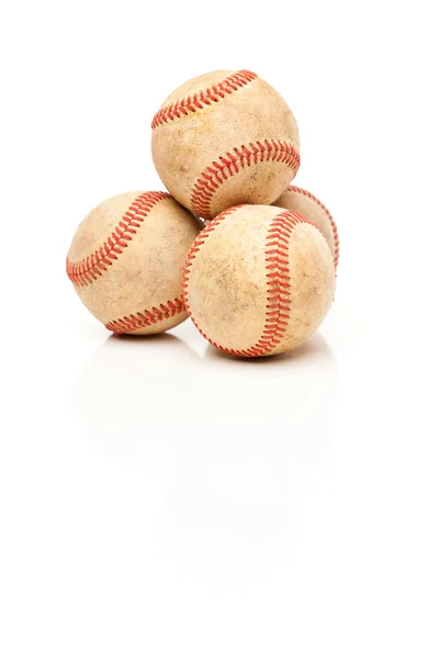 Vier Baseballs isoliert auf einem reflektierenden weißen Hintergrund. — Stockfoto