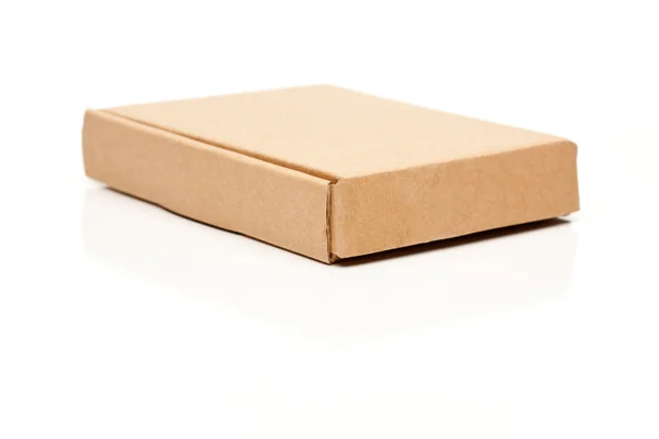 Закрытый тонкий картонный ящик, изолированный на белом фоне . — стоковое фото
