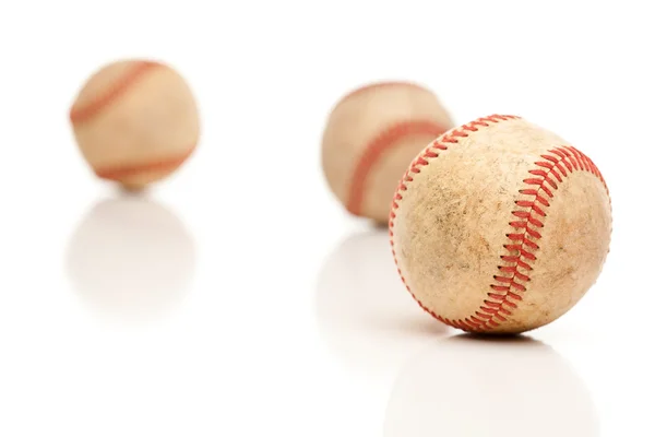 Drei Baseballs isoliert auf einem reflektierenden weißen Hintergrund. — Stockfoto