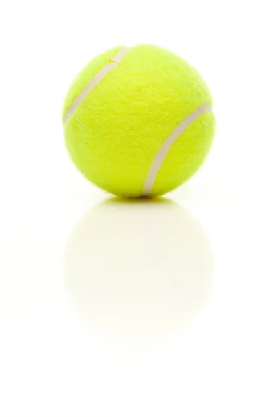 Jeden tenisový míček s mírným odrazem izolovaných na bílém pozadí. — Stock fotografie