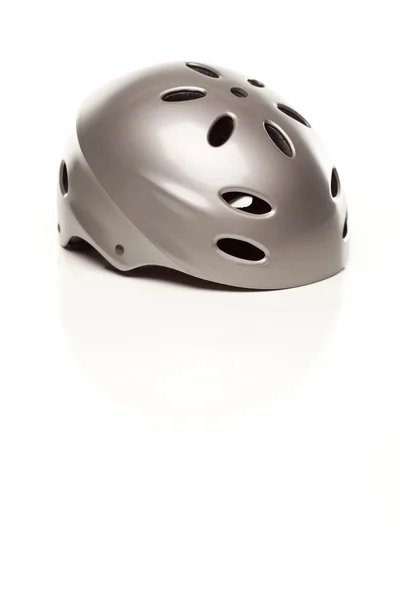 Stříbrný cyklistickou helmu izolovaných na bílém pozadí. — Stock fotografie