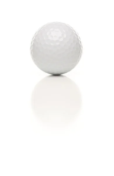 Jediný bílý golfový míček izolovaných na bílém pozadí. — Stock fotografie