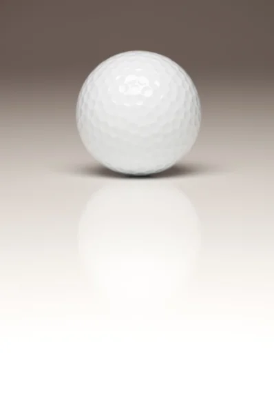 Bola de golfe branco único em um fundo branco graduado . — Fotografia de Stock
