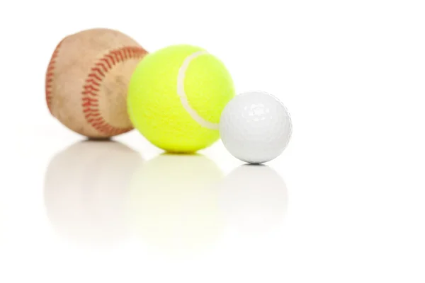 Beyaz bir yansıtıcı arka planda izole, beyzbol, tenis ve golf topu. — Stok fotoğraf