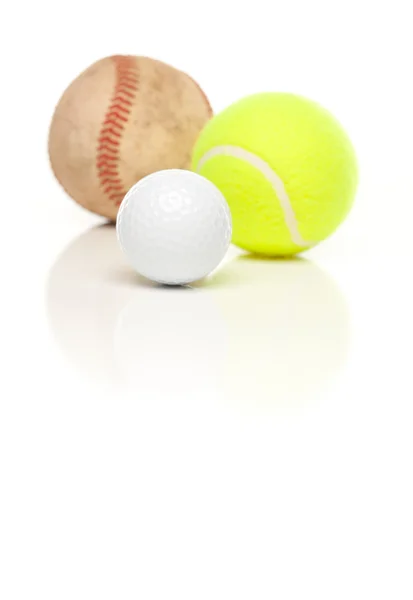 야구, 테니스 및 골프 공을 반사 흰색 배경에 고립. — 스톡 사진