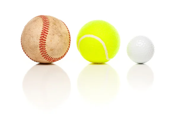 Pelota de béisbol, tenis y golf aislada sobre un fondo blanco reflectante . — Foto de Stock