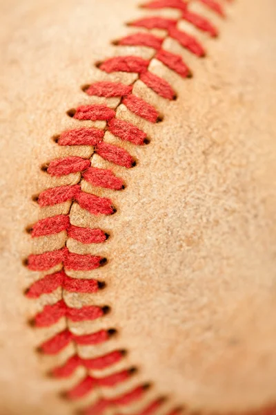 Detalhe abstrata de macro de beisebol couro desgastado. — Fotografia de Stock