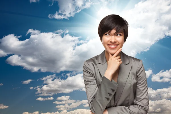 Vrij multi-etnisch jonge volwassen vrouw over wolken — Stockfoto