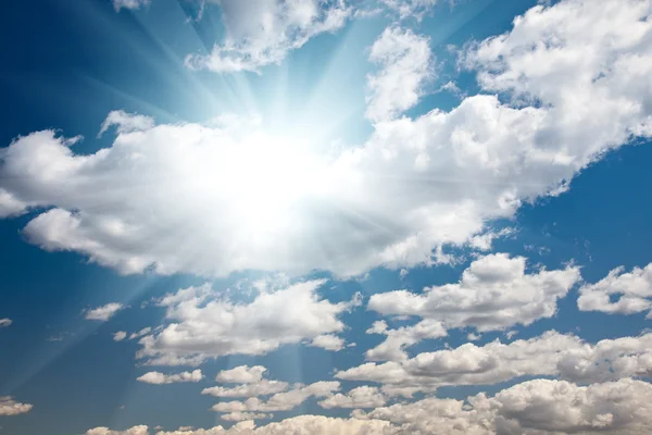 Mavi gökyüzü ve bulutlar güneş ışınları ile — Stok fotoğraf