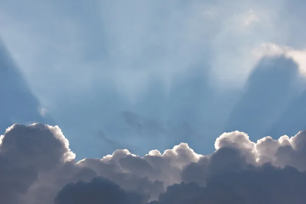 Blauwe hemel met wolken en zonnestralen — Stockfoto