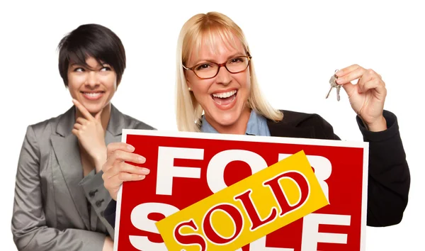 Vrouw met blonde vrouw die houdt van sleutels en verkocht voor verkoop teken — Stockfoto