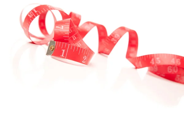 Červený měřící páska na bílém pozadí — Stock fotografie