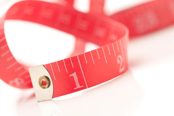 Fita de medição vermelha no branco — Fotografia de Stock