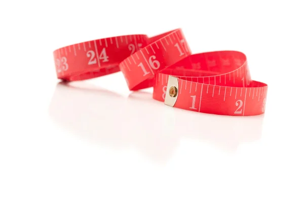 Fita de medição vermelha no branco — Fotografia de Stock
