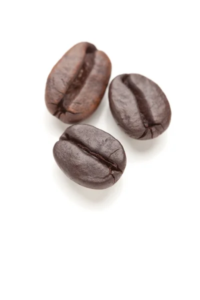 Tre rostade kaffebönor på vit — Stockfoto