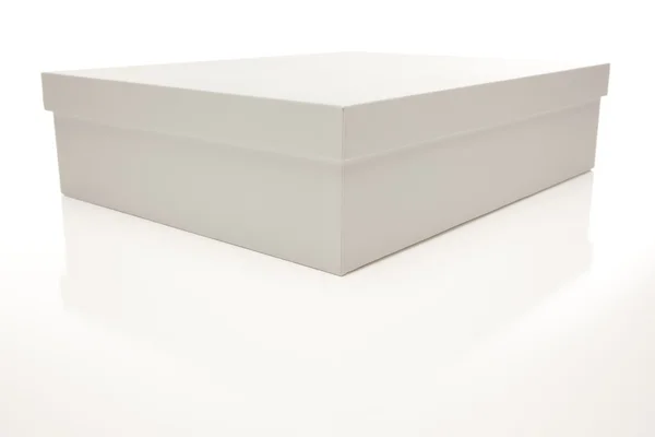 Białe pudełko z wieczkiem na białym tle — Zdjęcie stockowe