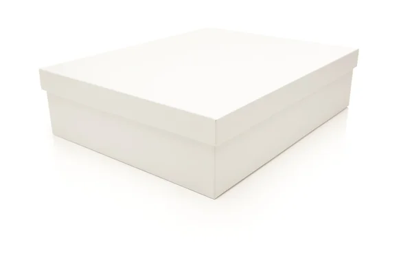 Caixa branca com tampa isolada no fundo — Fotografia de Stock