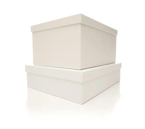 Caixas brancas empilhadas com tampas isoladas no fundo — Fotografia de Stock