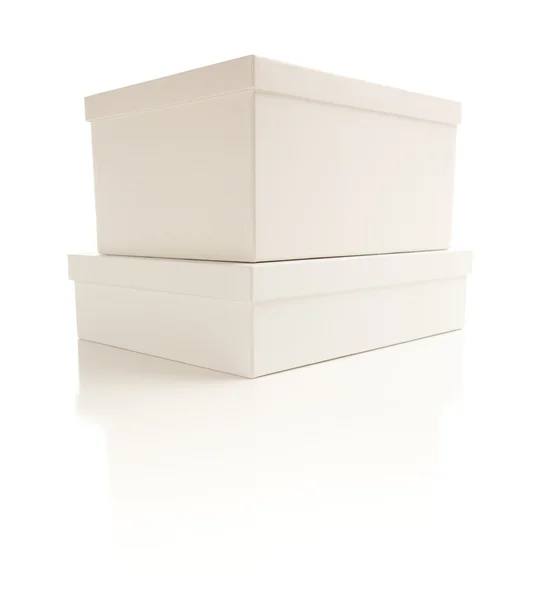 Arka planda izole kapakları ile yığılmış beyaz kutular — Stok fotoğraf