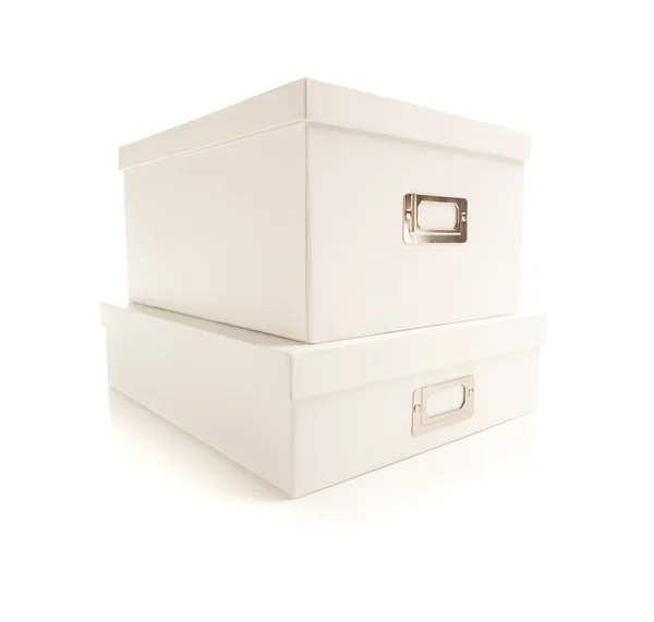 Arquivo branco empilhado isolado em caixa no fundo — Fotografia de Stock