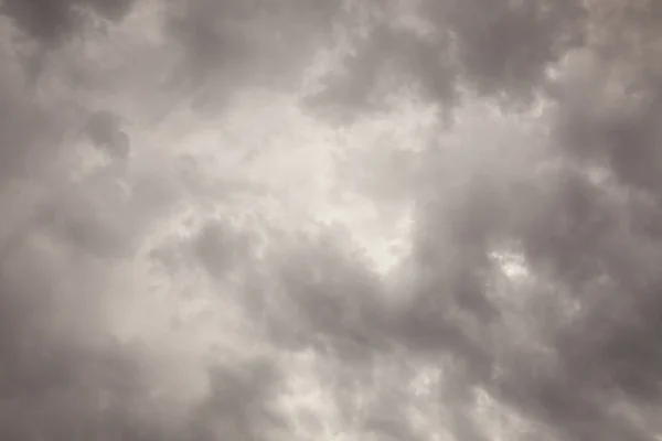 Onheilspellende bewolkte hemelachtergrond — Stockfoto