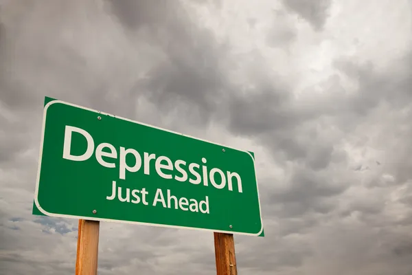 Depressie Groen verkeersbord over storm wolken — Stockfoto