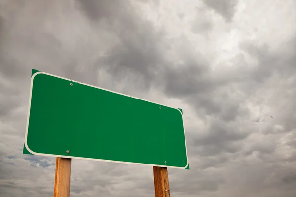 Blank Green Road Sign Over Storm Clouds — Stock Photo, Image